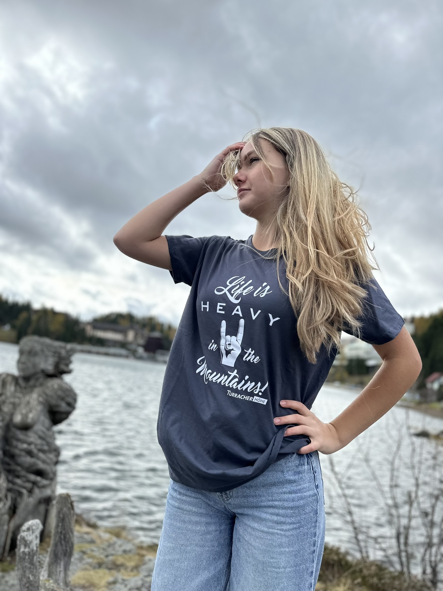 T-Shirt "Life is heavy in the Mountains!" grau