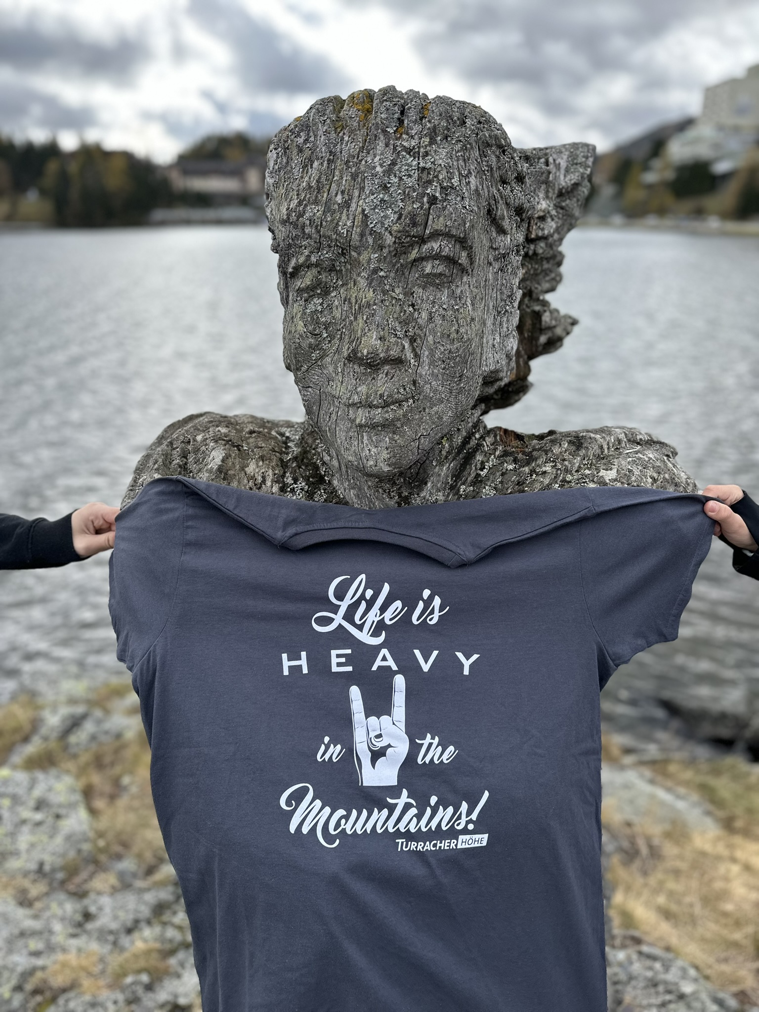 T-Shirt "Life is heavy in the Mountains!" grau