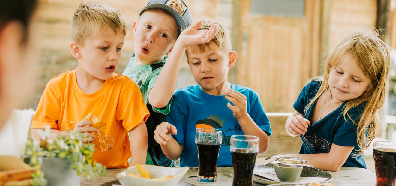 Familie-Almzeit-Kulinarik-125 &copy;WEKNOWMEDIA