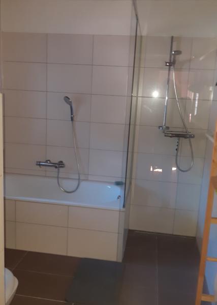 Bad mit Dusche und WC 