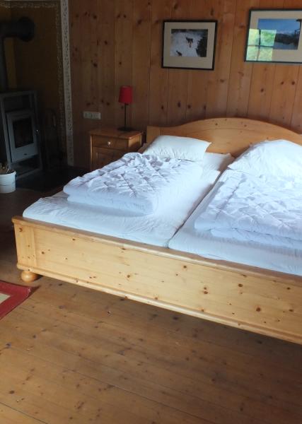 Doppelbett gro&szlig;es Schlafzimmer 1. OG-1