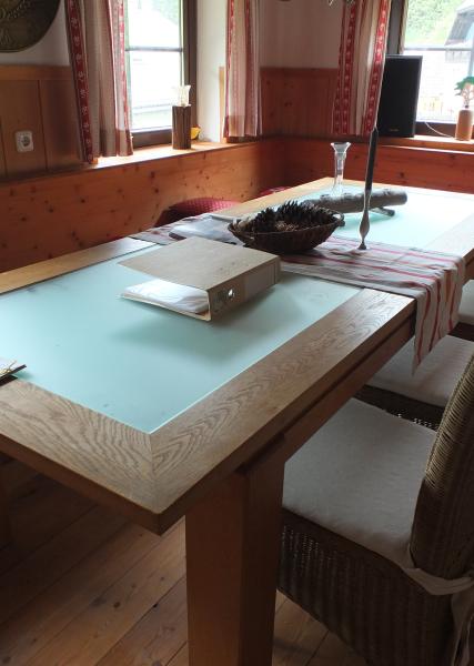 Esszimmer mit gro&szlig;em Tisch-1