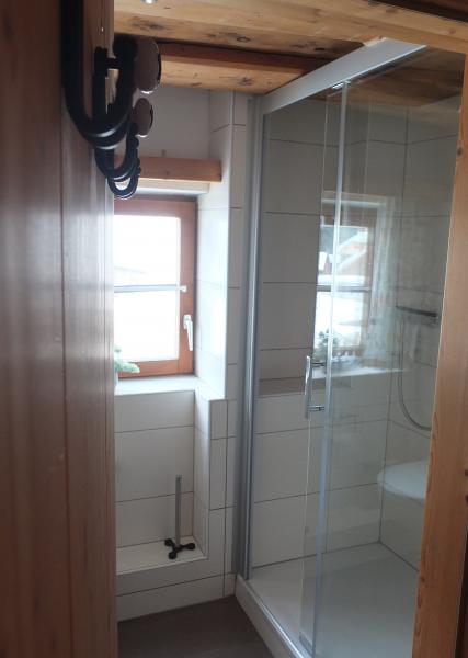 1. OG: Bad mit Dusche und Toilette