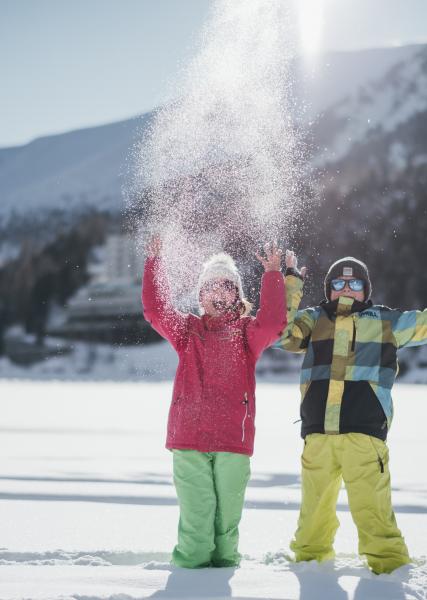 Kinder und Schnee