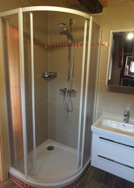 DG: Bad mit Dusche und Toilette