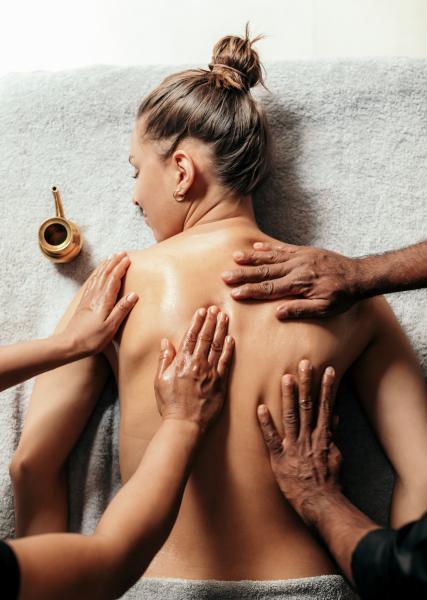 Ayuveda_Massage_VierHaende