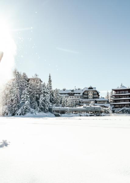 Hotel_aussen_quer_Mensch